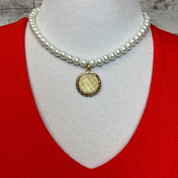 Vintage Jewelry - Vintage White Pearl Adjustable Necklace Gold Pendant Designer Chic Classic Y2K